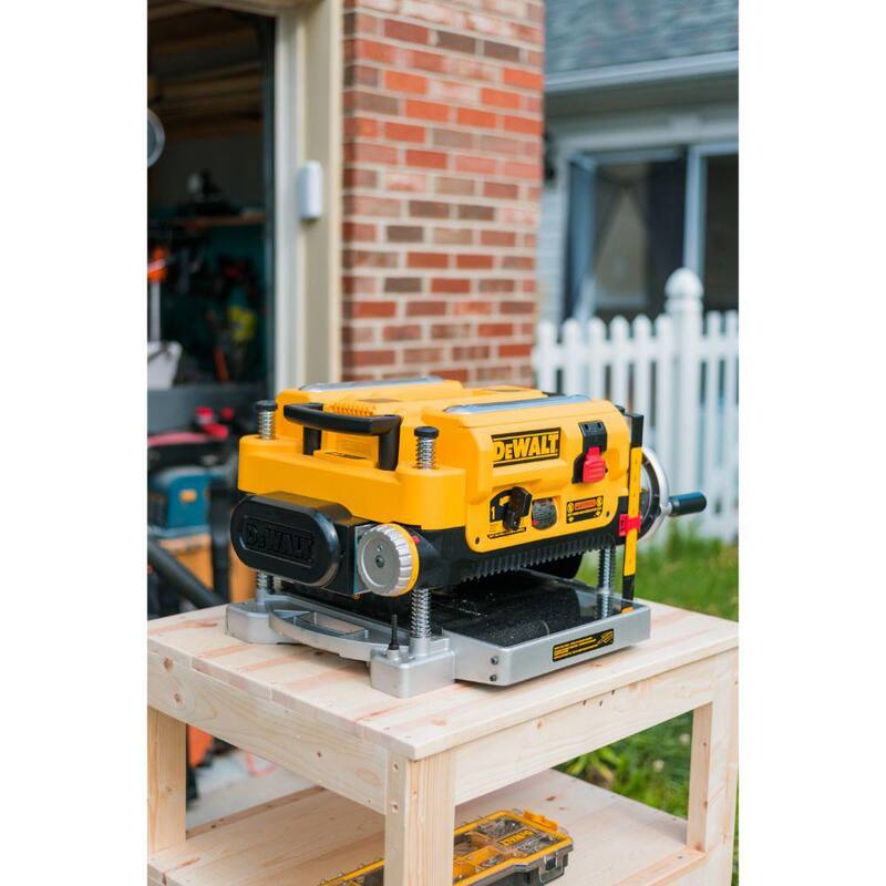 DEWALT 15 Amp Cableado 13 pulgadas Cepillo - DW735