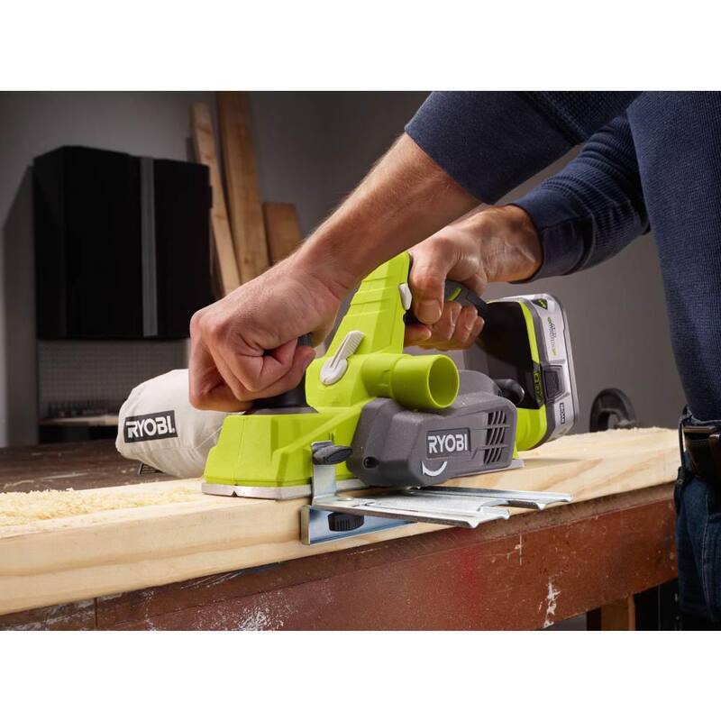 Batería de iones de litio RYOBI ONE+ 18V de 4.0 Ah, batería de 2.0 Ah y kit de cargador con cepilladora inalámbrica de 3-1/4 pulgadas ONE+ - P611-PSK106SB