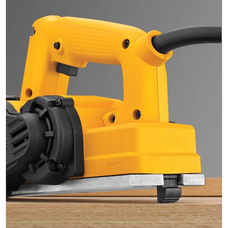 Cepillo de mano portátil con cable DEWALT de 5.5 amperios y 3-1/4 pulgadas - D26676