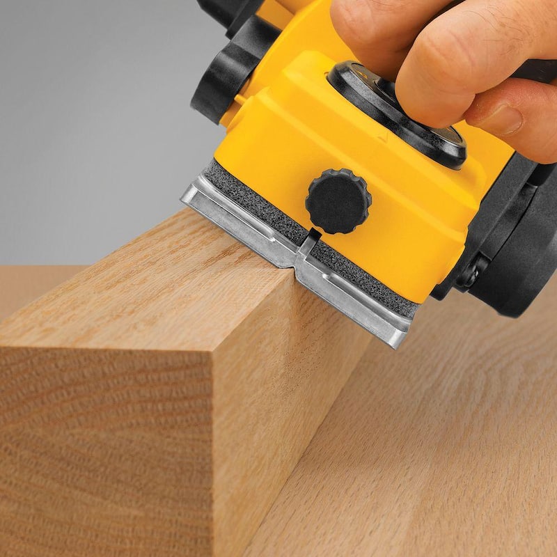 Cepillo de mano portátil con cable DEWALT de 5.5 amperios y 3-1/4 pulgadas - D26676