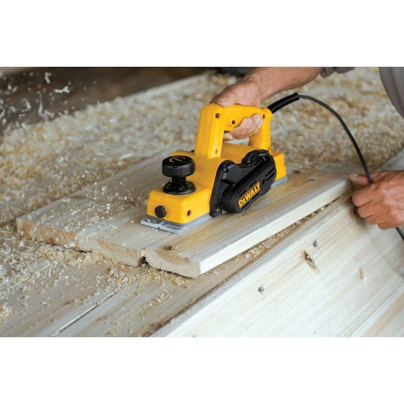 Cepillo de mano portátil con cable DEWALT de 5.5 amperios y 3-1/4 pulgadas - D26676
