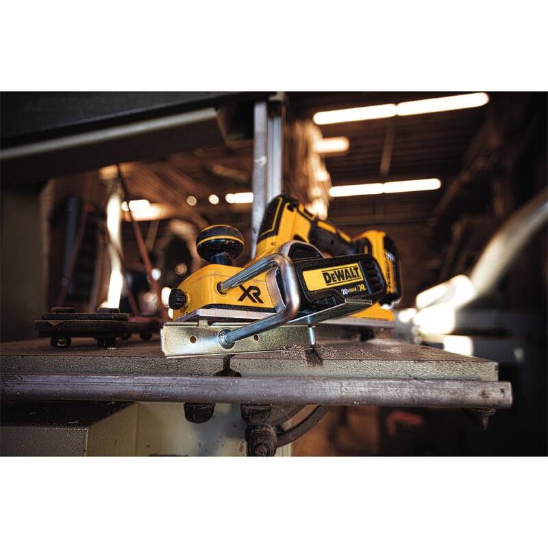 DEWALT 20V MAX XR Inalámbrico sin escobillas 3-1/4 pulgadas Cepillo y (1) Batería compacta de iones de litio 20V MAX 2.0Ah - DCP580Bwb