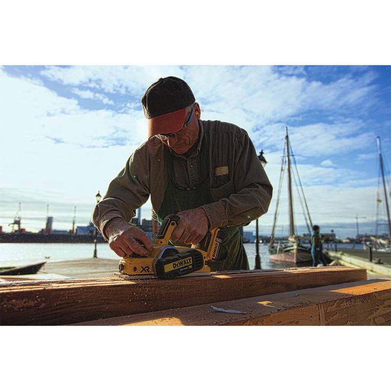 DEWALT 20V MAX XR Inalámbrico sin escobillas 3-1/4 pulgadas Cepillo y (1) Batería compacta de iones de litio 20V MAX 2.0Ah - DCP580Bwb