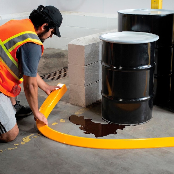 Global Industrial Low Profile Spill Berm, 10'L x 4W x 2-1/4H - 670614