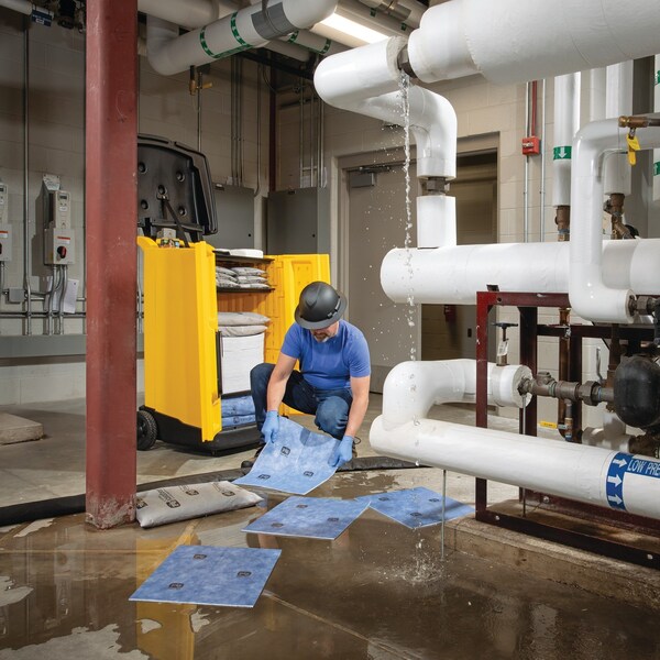 Pig High Volume Water-Absorbing Spill Kit in Large Spill Cart - WTR550