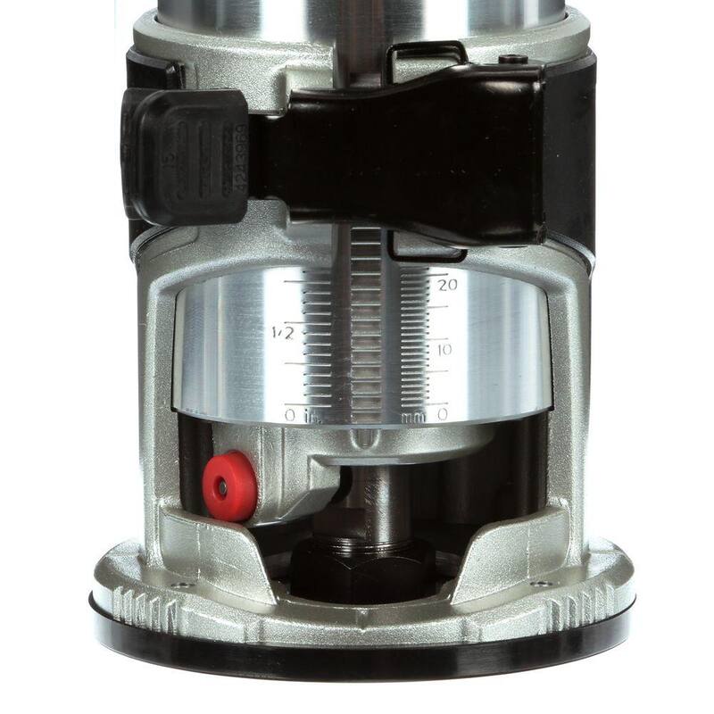Enrutador compacto con base fija de velocidad variable de 1-1/4 HP y 6.5 amperes de Makita con liberación rápida - RT0701C