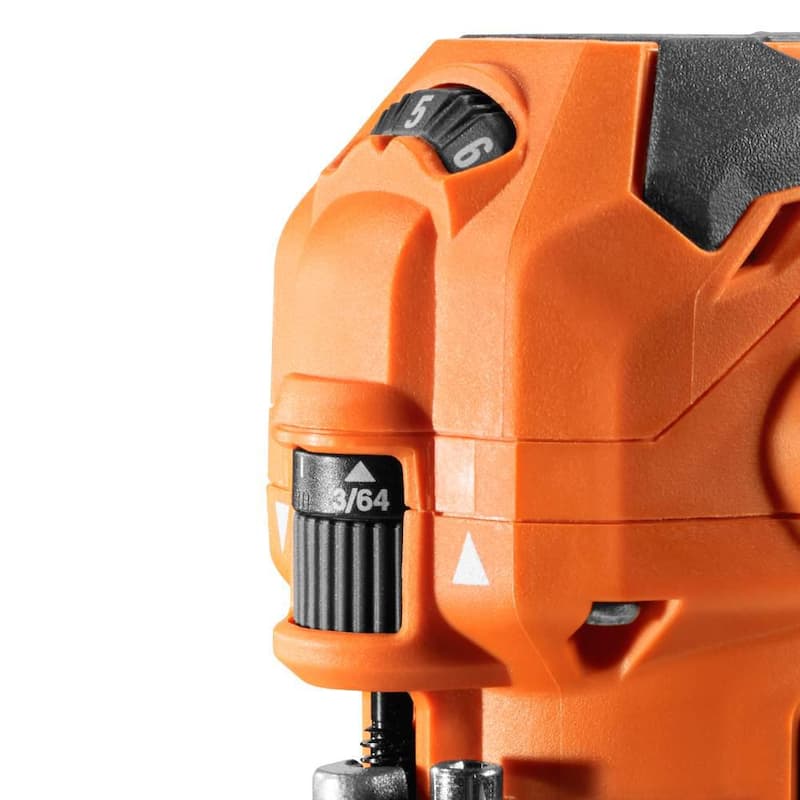 Enrutador de recorte de base fija con cable de 5.5 amperios RIDGID y lijadora de lámina de 1/4 con cable de 2.4 amperios - R24011