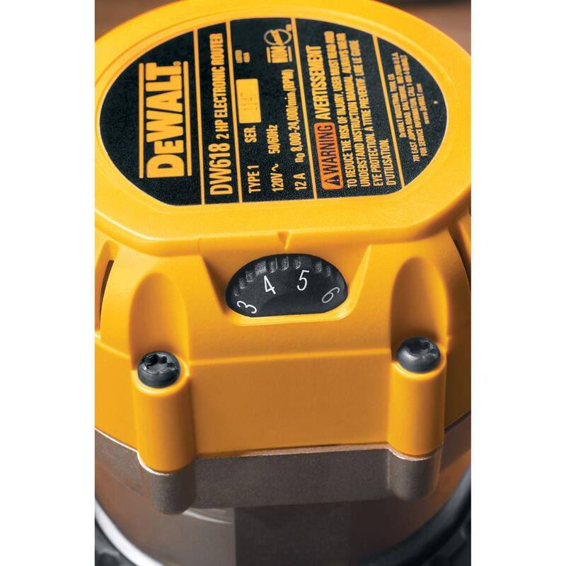 Enrutador con base fija de velocidad variable electrónica de 12 amperios y 2-1/4 caballos de fuerza con arranque suave - DW618