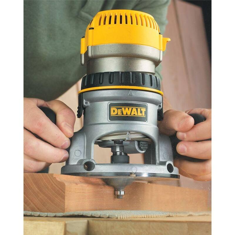 Enrutador con base fija de velocidad variable electrónica de 12 amperios y 2-1/4 caballos de fuerza con arranque suave - DW618