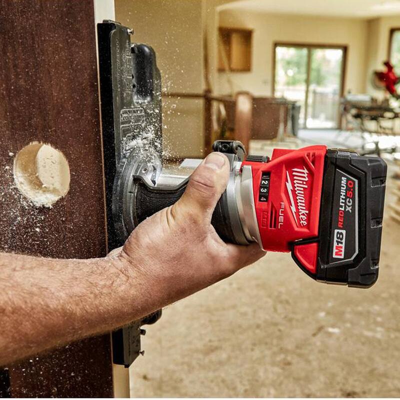 Enrutador compacto inalámbrico sin escobillas de 18V Milwaukee M18 FUEL con base de enrutador compacto desplazada y base de inmersión para enrutador - 2723-20-48-10-5602-48-10-5601