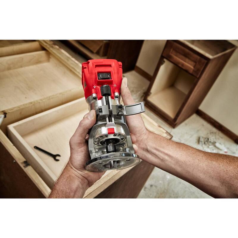 Enrutador compacto inalámbrico sin escobillas de 18V Milwaukee M18 FUEL con base de enrutador compacto desplazada y base de inmersión para enrutador - 2723-20-48-10-5602-48-10-5601