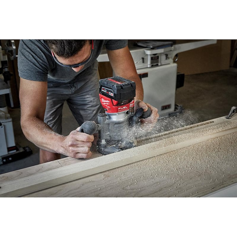 Enrutador compacto inalámbrico sin escobillas de 18V Milwaukee M18 FUEL con base de enrutador compacto desplazada y base de inmersión para enrutador - 2723-20-48-10-5602-48-10-5601