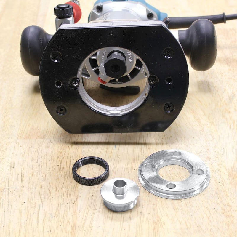 Kit de enrutador compacto con base de inmersión con cable de 6.5 amperios y 1-1/4 HP de velocidad variable de Makita, con casquillo, base, guía recta, (2) llaves - RT0701CX7