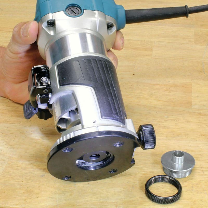 Kit de enrutador compacto con base de inmersión con cable de 6.5 amperios y 1-1/4 HP de velocidad variable de Makita, con casquillo, base, guía recta, (2) llaves - RT0701CX7