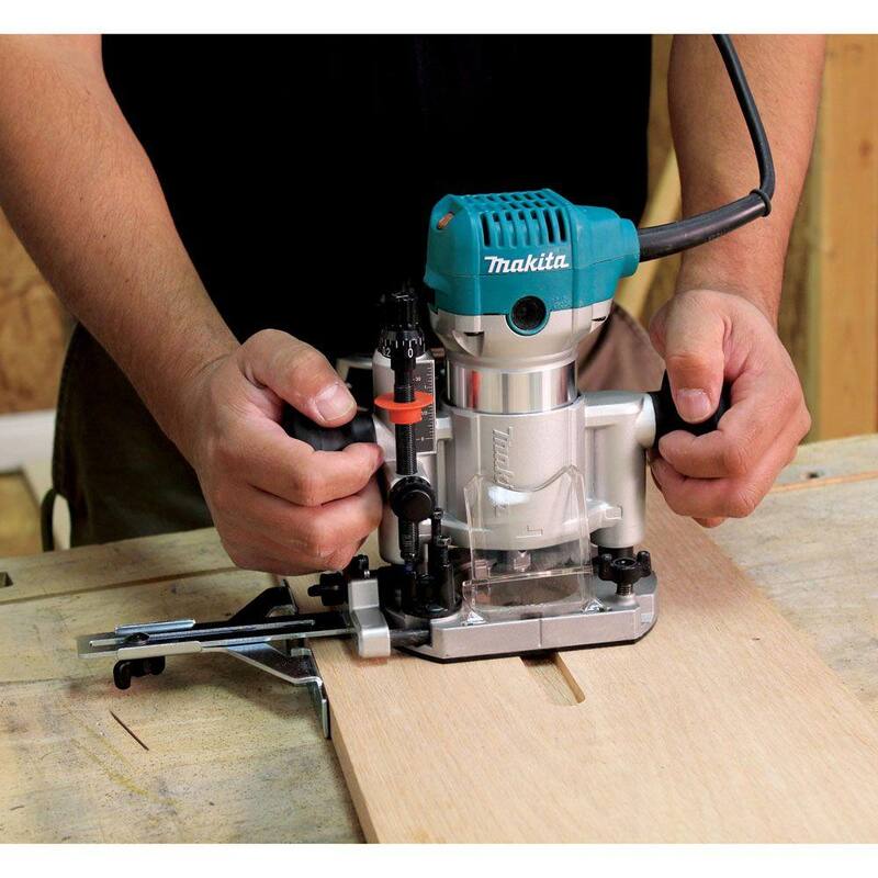 Kit de enrutador compacto con base de inmersión con cable de 6.5 amperios y 1-1/4 HP de velocidad variable de Makita, con casquillo, base, guía recta, (2) llaves - RT0701CX7