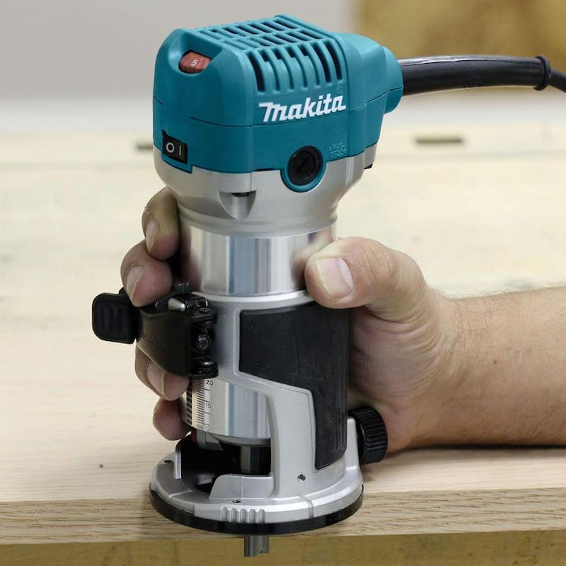 Kit de enrutador compacto con base de inmersión con cable de 6.5 amperios y 1-1/4 HP de velocidad variable de Makita, con casquillo, base, guía recta, (2) llaves - RT0701CX7
