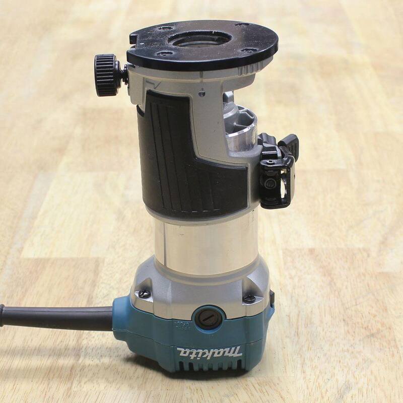 Kit de enrutador compacto con base de inmersión con cable de 6.5 amperios y 1-1/4 HP de velocidad variable de Makita, con casquillo, base, guía recta, (2) llaves - RT0701CX7