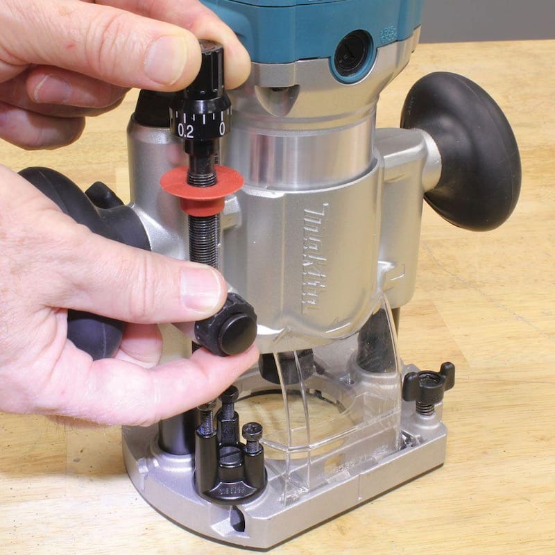 Kit de enrutador compacto con base de inmersión con cable de 6.5 amperios y 1-1/4 HP de velocidad variable de Makita, con casquillo, base, guía recta, (2) llaves - RT0701CX7