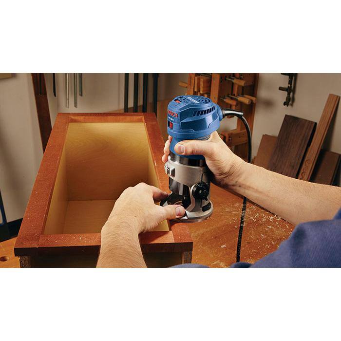 Kit de enrutador de palma con base fija y velocidad variable de 7 amperios y 1-1/4 HP - GKF125CEK de Bosch.