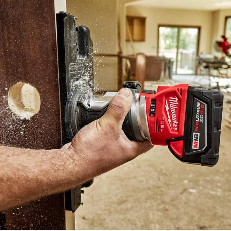 Enrutador compacto inalámbrico Milwaukee M18 FUEL 18V de iones de litio sin escobillas con base de desplazamiento para enrutador compacto - 2723-20-48-10-5602