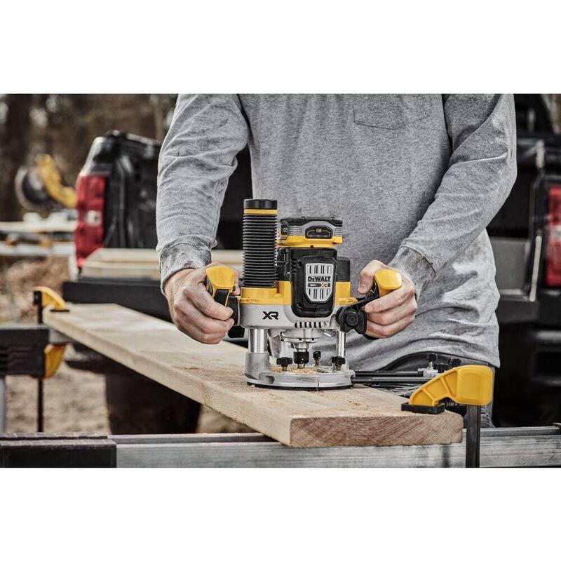 Enrutador sumergible inalámbrico sin escobillas DEWALT 20-Volt MAX XR de 2-1/4 caballos de fuerza pico de iones de litio con paquete de batería 20-Volt MAX XR 8.0 Ah - DCW620BWDCB2108