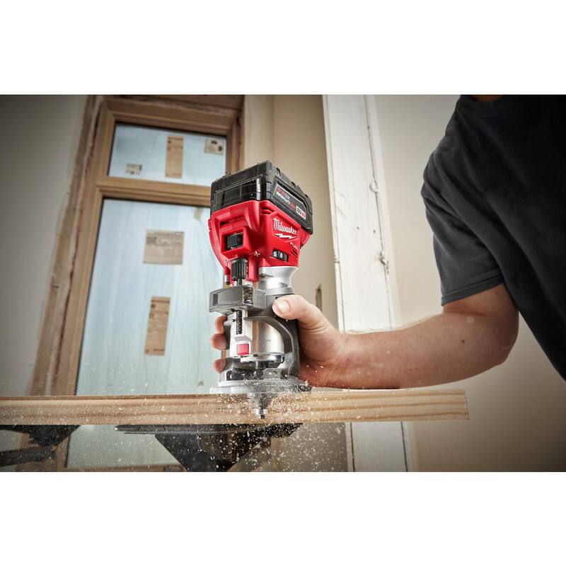 Enrutador compacto inalámbrico Milwaukee M18 FUEL de 18V con tecnología de litio-ion sin escobillas y kit de inicio de 8.0 Ah - 2723-20-48-59-1880