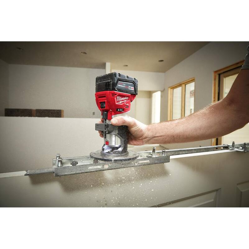 Enrutador compacto inalámbrico sin escobillas Milwaukee M18 FUEL de 18V de iones de litio con batería M18 (1) de alto rendimiento de 6.0Ah y (2) baterías de 5.0Ah - 2723-20-48-11-1856