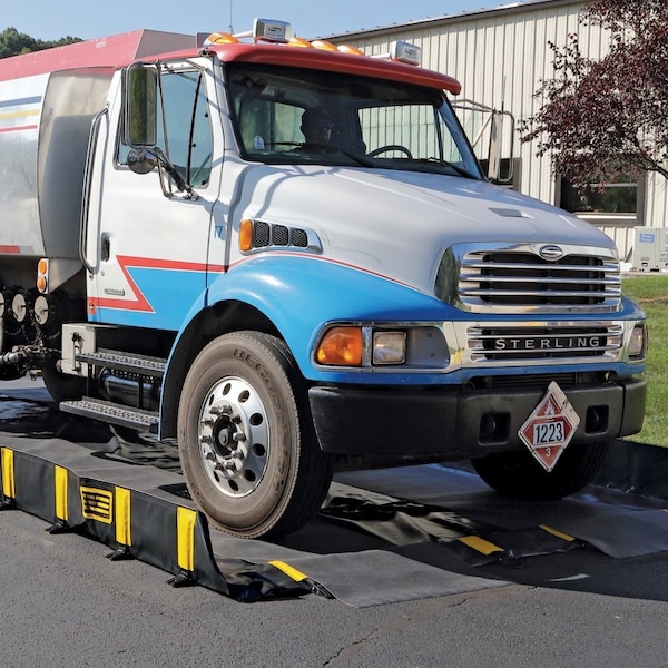Pig PIG Collapse-A-Tainer Self-Rising Spill Containment Berm 10.75' L x 10.75' W x 1' H - PAK1001