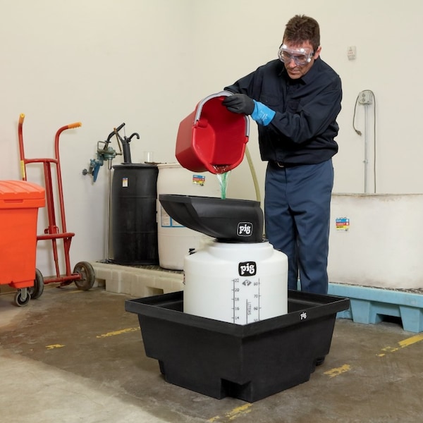 Pig PIG Tank Spill Containment Sump with Grate 31" L x 31" W x 14" H - PAK5000