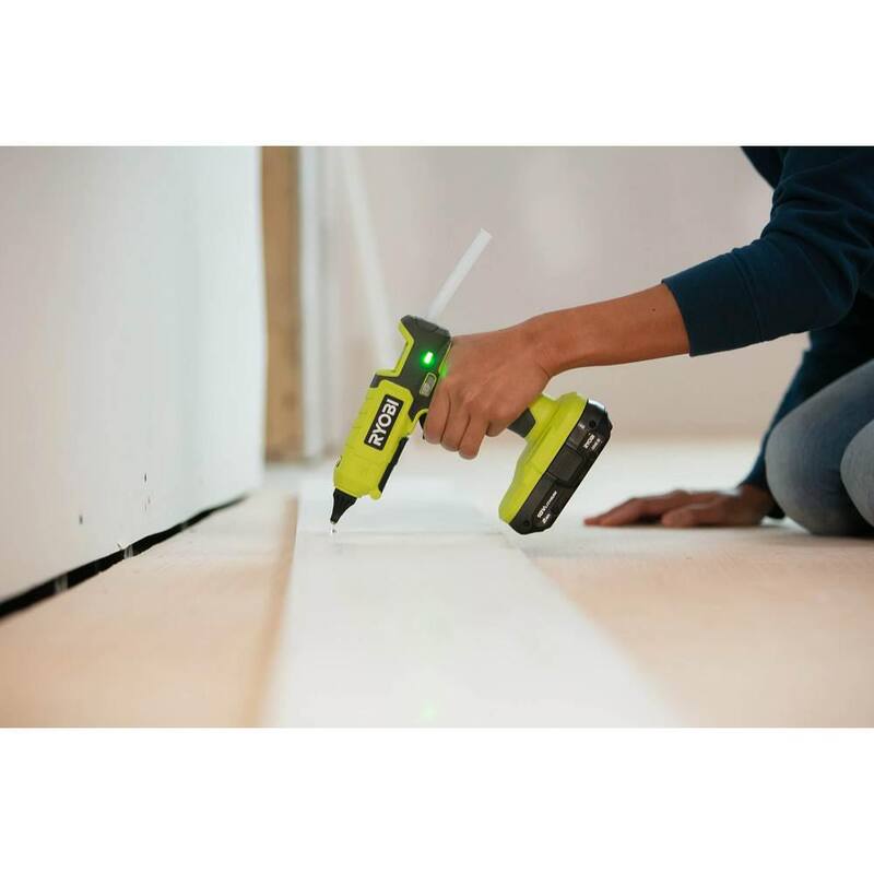 RYOBI ONE+ 18V Juego de Combinación de 2 Herramientas Inalámbricas con Estación de Herramienta Rotativa, Pistola de Silicona de Doble Temperatura, Batería de 2.0 Ah y Cargador - PCL1205K1