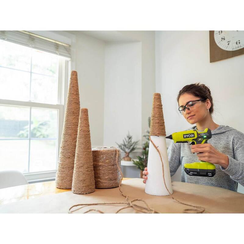 RYOBI ONE+ 18V Juego de Combinación de 2 Herramientas Inalámbricas con Estación de Herramienta Rotativa, Pistola de Silicona de Doble Temperatura, Batería de 2.0 Ah y Cargador - PCL1205K1