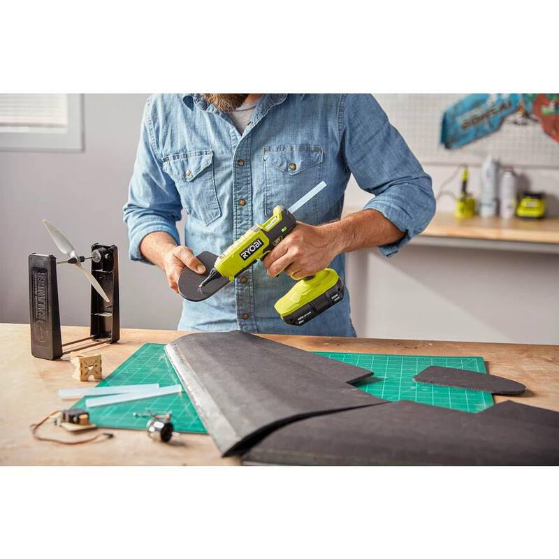 RYOBI ONE+ 18V Juego de Combinación de 2 Herramientas Inalámbricas con Estación de Herramienta Rotativa, Pistola de Silicona de Doble Temperatura, Batería de 2.0 Ah y Cargador - PCL1205K1