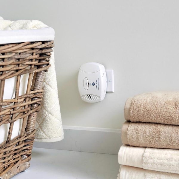 First Alert First Alert Plug-In w/Battery Back-up Electrochemical Carbon Monoxide Detector - 1039734
