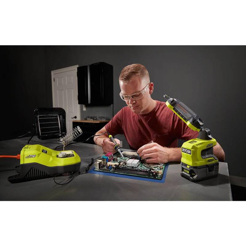 RYOBI ONE+ 18V Combo de 2 herramientas inalámbricas con luz de proyecto LED híbrida y estación de soldadura híbrida (sólo herramientas) - P790-P3100