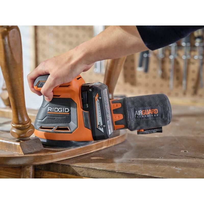 Kit combinado inalámbrico de 8 herramientas RIDGID de 18V con batería de 2.0 Ah, batería de 4.0 Ah, cargador y bolsa de herramientas - R96850
