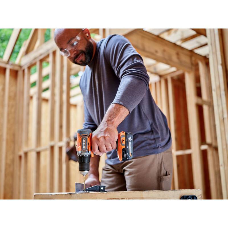 Kit combinado inalámbrico de 8 herramientas RIDGID de 18V con batería de 2.0 Ah, batería de 4.0 Ah, cargador y bolsa de herramientas - R96850