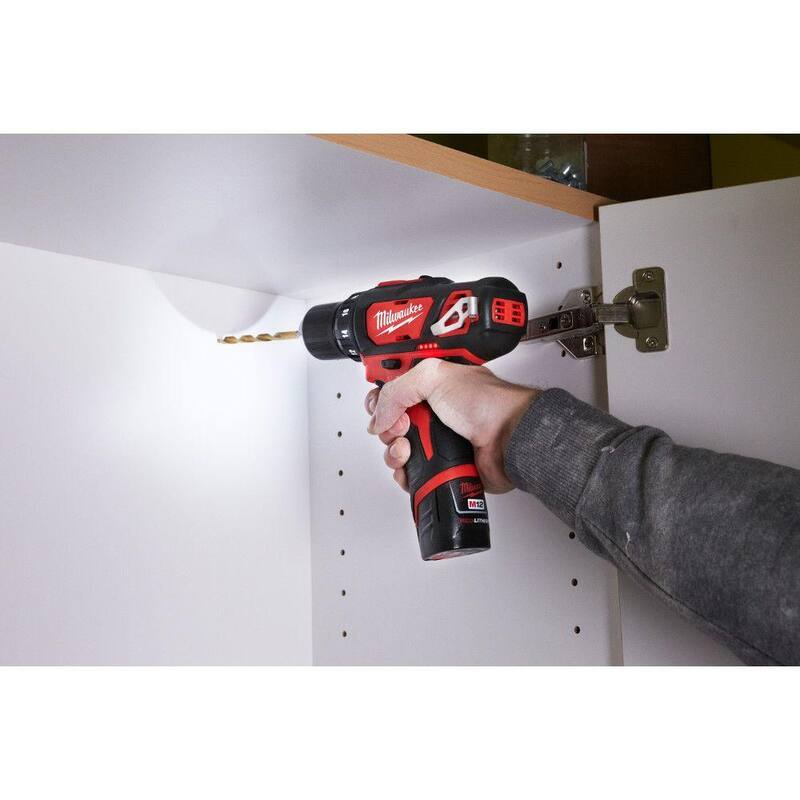 Juego de herramientas inalámbricas sin escobillas de 12 voltios con batería de iones de litio de Milwaukee M12 de 4 herramientas - 2494-22-2401-21R