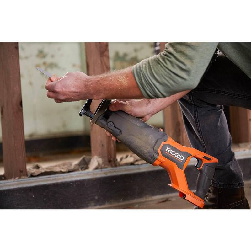 Kit de inicio RIDGID de 18V con (2) Baterías de salida máxima de 4.0 Ah y Cargador con sierra alternativa inalámbrica de 18V sin escobillas - AC8609340SB-R8647B