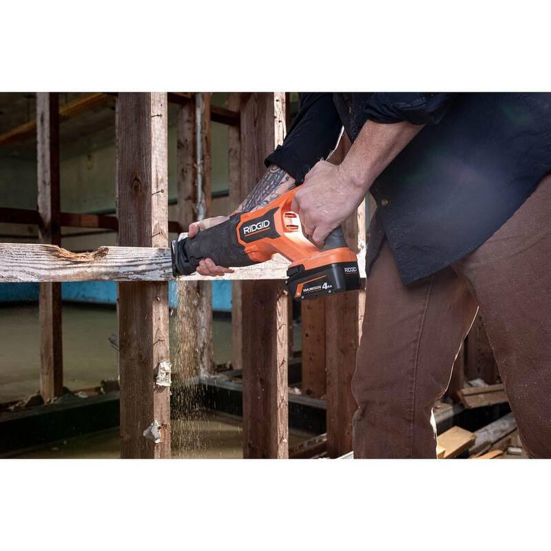 Kit de inicio RIDGID de 18V con (2) Baterías de salida máxima de 4.0 Ah y Cargador con sierra alternativa inalámbrica de 18V sin escobillas - AC8609340SB-R8647B