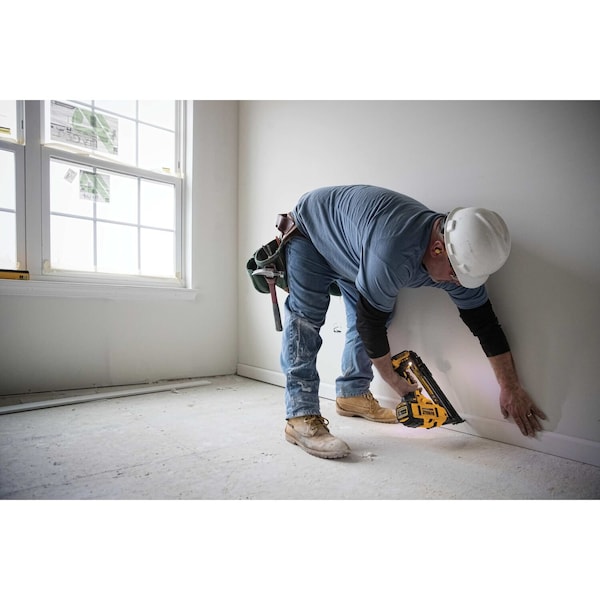 Dewalt 20V MAX* XR(R) 15 GA Cordless Angled Finish Nailer Kit - DCN650D1