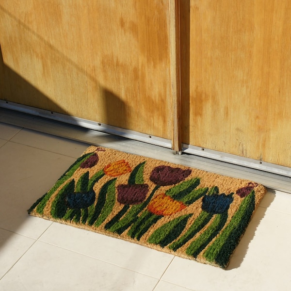 Rubber-Cal "Tulip Garden" Decorative Coir Outdoor Front Doormat, 18 x 30-Inch - 10-102-006