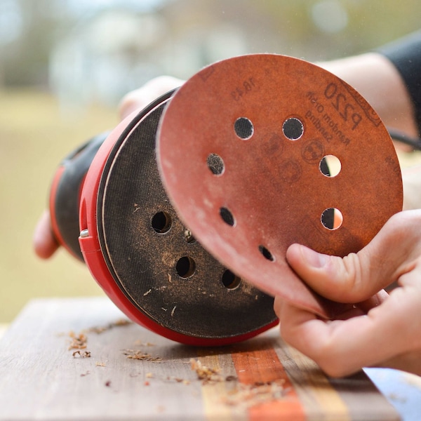 Gator Finishing 5" Red Resin Random Orbit Sander Hook and Loop Discs, 220 Very Fine Finish - 4340