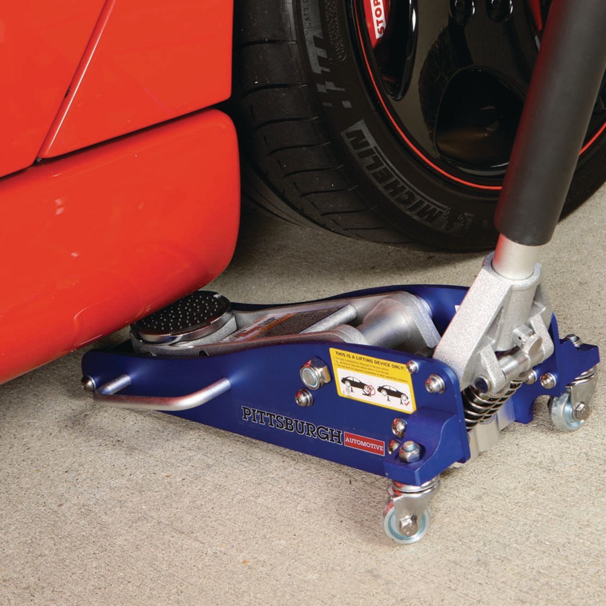 Gato de piso de carreras de aluminio de perfil bajo de 1.5 toneladas Pittsburgh Automotive con BOMBA RÁPIDA - 64545
