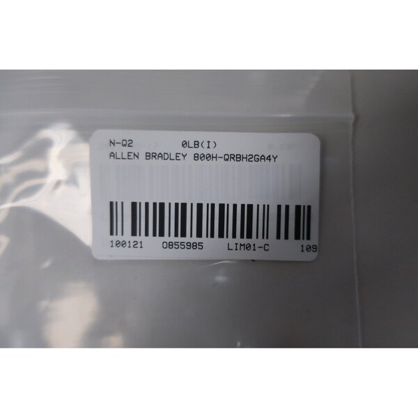 Botón pulsador iluminado verde de 12-130V CA 12-130V CC - 800H-QRBH2GA4Y de Allen Bradley.