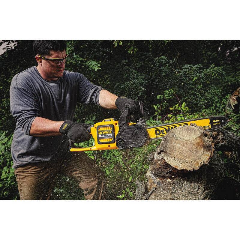 DEWALT 60V MAX 16 in. Motosierra Inalámbrica con Motor sin Escobillas, Kit con (1) Batería FLEXVOLT de 2Ah, Cargador y Estuche - DCCS670T1W6KBOX