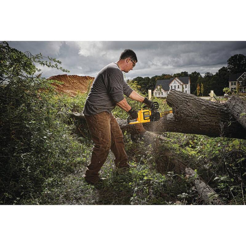 DEWALT 60V MAX 16 in. Motosierra Inalámbrica con Motor sin Escobillas, Kit con (1) Batería FLEXVOLT de 2Ah, Cargador y Estuche - DCCS670T1W6KBOX