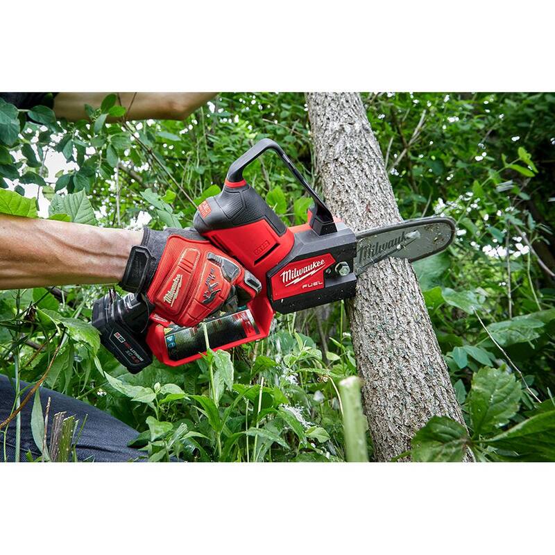 Milwaukee M12 FUEL 6 in. 12V Sierra de poda eléctrica inalámbrica con batería de iones de litio sin escobillas HATCHET con batería de alto rendimiento de 2.5 Ah - 2527-20-48-11-2425