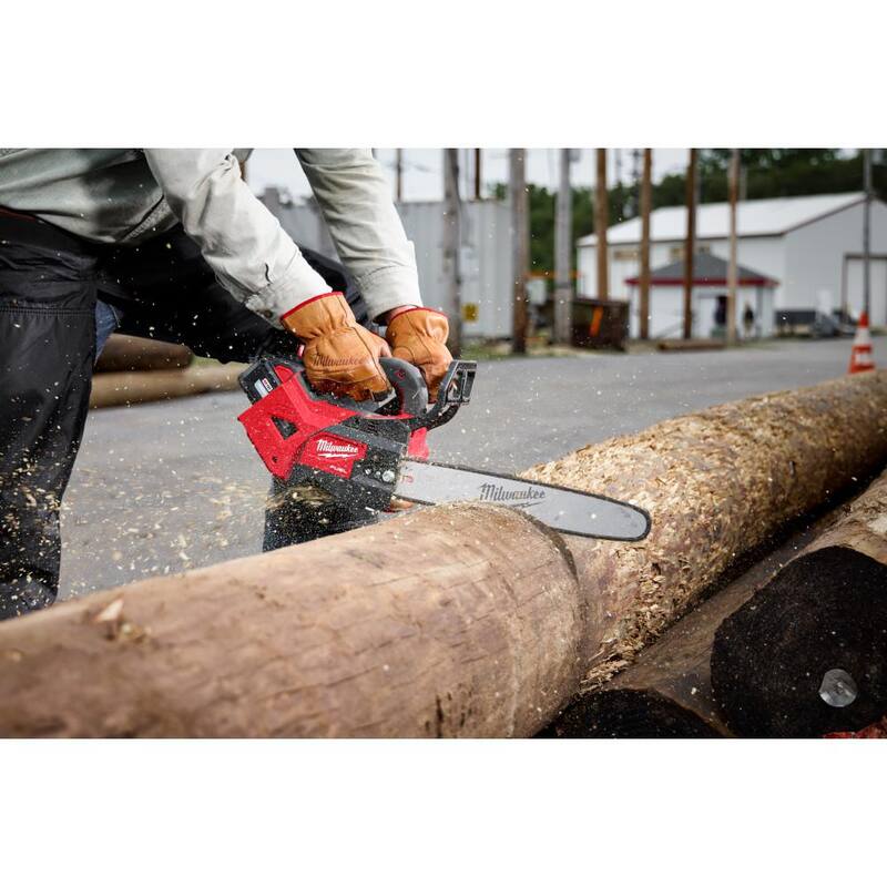 Milwaukee M18 FUEL 14 in. Sierra de cadena inalámbrica sin escobillas de 18V con mango superior, soplador, (2) baterías de 8.0 Ah y (2) cargadores - 2826-21T-2724-21HD