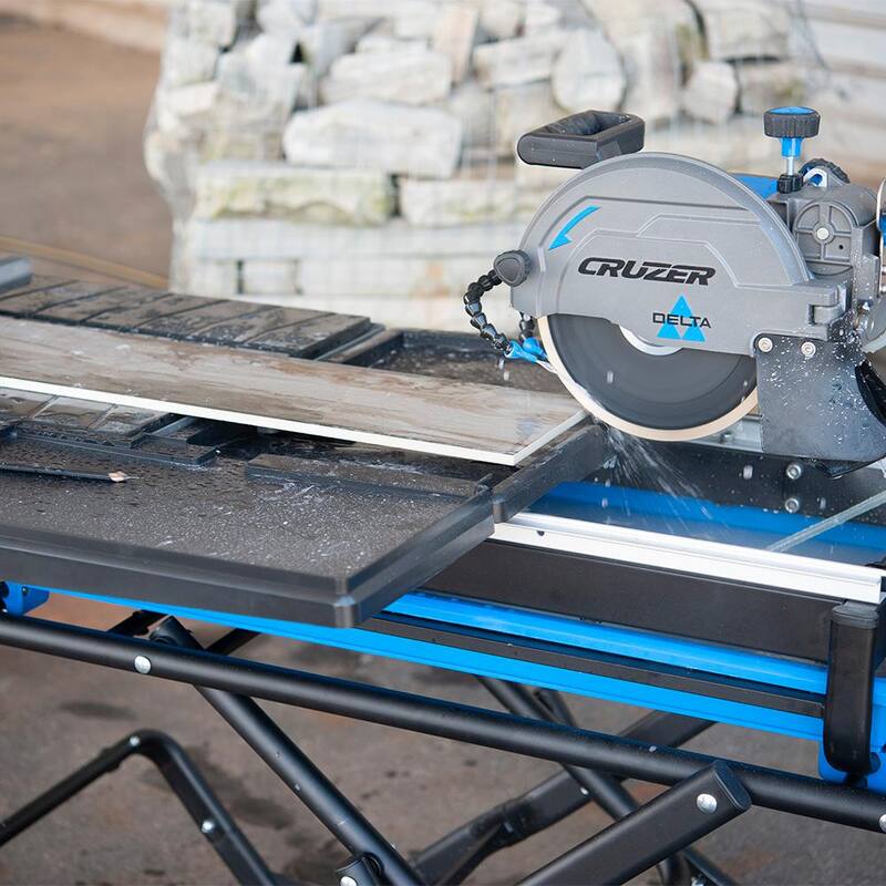 Si bien mencionas que no debo traducir la marca del producto, incluiré una traducción entre paréntesis para dar contexto al título: Sierra de baldosas húmedas de 7 pulgadas y 13 Amps Delta Cruzer - 96-107.