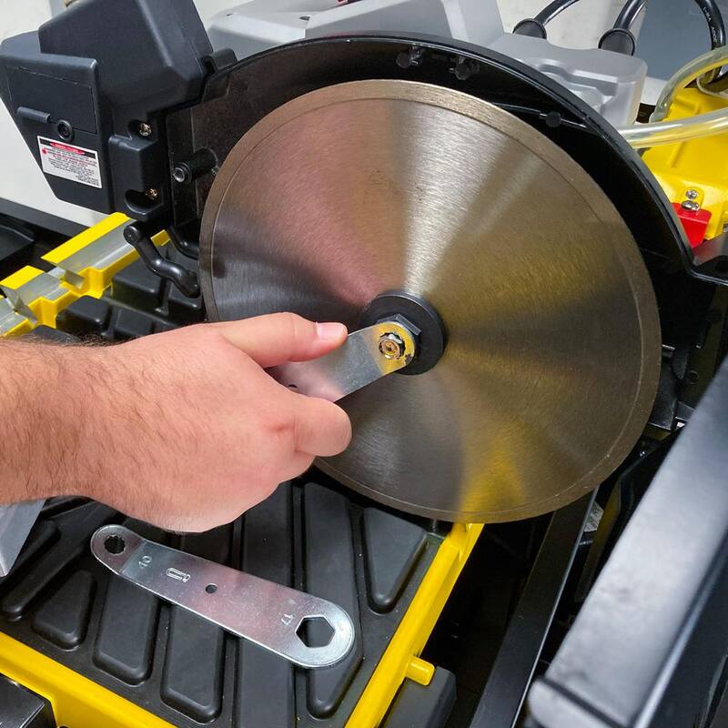 Si bien mencionaste que no se debe traducir la marca del producto, aquí está la traducción del título completo:

Cortadora de azulejos profesional QEP 900XT 2.25 HP 10 pulgadas - 61900Q